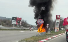 Кола гори до бензоностанция край София