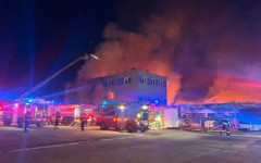 Оставиха в ареста американеца, обвинен в палеж на военния завод в Чехия