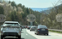 Заради аварирал тир движението при км 35 на магистрала "Хемус" в посока София се осъществява в изпреварващата и втората активна лента