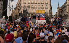 Лидерката на венецуелската опозиция говори пред няколко хиляди души в Мадрид