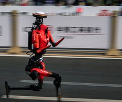 Хуманоиден робот подобри човешкия световен рекорд в полумаратона