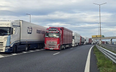 Камиони блокират изхода към Турция, трафикът расте