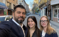 Кирил Петков гласува със семейството си