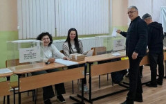 В Баните Андрей Кадишев гласува за нормалността