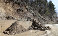 Поради свлякла се земна маса на пътното платно е ограничено движението при 103-ти км на АМ "Струма"