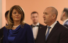 Радев отиде до урната сам след като жена му обяви, че още мисли кого да подкрепи