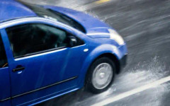 Какъв трябва да е протекторът на гумата на мокър път?