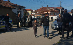 "Помощ от приятел" - в Пазарджишко неидентифицирани субекти водят избиратели за ръка