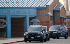 Петима души, сред които трима студенти, бяха ранени при стрелба в квартал с нощни заведения близо до Университета в Айова, съобщиха местните власти