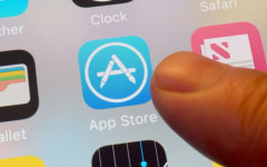 Google и Apple в центъра на скандал: Пуснаха приложения, които "събличат" хора