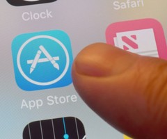 Google и Apple в центъра на скандал: Пуснаха приложения, които "събличат" хора