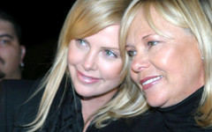 "Знаех, че ще ни убие": Чарлийз Терон разказа за нощта, в която майка ѝ застреля баща ѝ