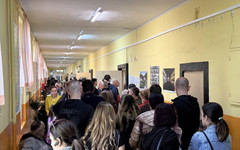 Дълги опашки пред секциите в цялата страна