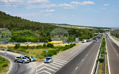 Полицаи са помогнали на около 60 чужденци да напуснат автобус, аварирал в тунел "Траянови врата"