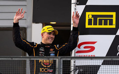 Новозеландска звезда на Форд триумфира в Крайстчърч