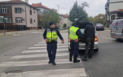 Кмет агитира в общинска фирма, членове на СИК нарушават тайната на вота: Изборният ден в България