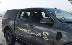 Задържаха двама полицаи и 11 незаконни мигранти в Ямболско
