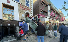 В Лондон чакат с часове, една секция замени осем