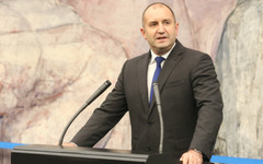 "Бърз живот, но ранна смърт": London School of Economics сравни Радев с Мадяр, но допусна разпадане на партията му