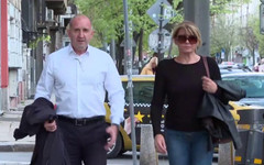 Радев отиде до урната сам, но при победните резултати бе придружен от съпругата си
