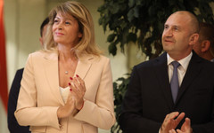 Първата дама изненадващо се появи заедно с Радев, но не застана до него