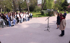 Ученици от столични училища вървят "По стъпките на героите" в Борисова градина по повод 150-годишнината от Априлското въстание