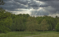 Гръмотевици и риск от градушки тормозят страната още днес