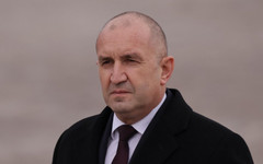 Франс прес: По европейските въпроси Радев балансира върху опънато въже