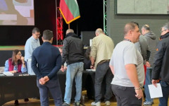 Българите в САЩ гласуваха масово при намален брой секции