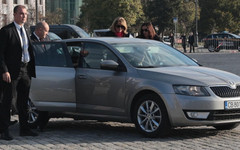 "Шоу за наивници": Радев се показа с Шкодата и после пак я заряза за лимузина