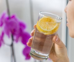 Започнете деня си с топла вода с лимон: прост навик с много ползи за здравето