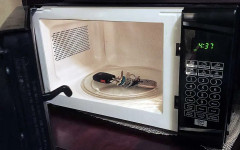 Защо шофьорите масово крият ключовете от колата си в микровълновата?