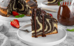 Рецепта на деня: Шоколадова зебра мус торта с ягоди