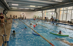 Първи градски турнир по плуване събира деца в Казанлък