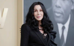 Шер иска да е попечител на 49-годишния си син