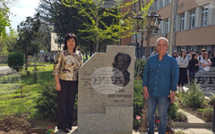 В плевенската Професионална гимназия по туризъм "Алеко Константинов" откриха барелеф на патрона на училището