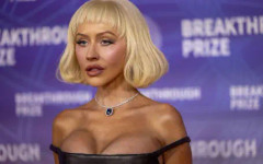 Кристина Агилера показа апетитна фигура в стегната черна рокля