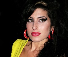 Бащата на Ейми Уайнхаус загуби дело срещу приятелки на дъщеря си, продали нейни вещи