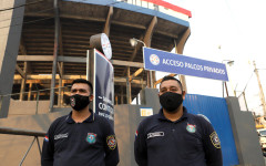 Сблъсъци между фенове и полиция прекратиха дербито на Парагвай в Асунсион