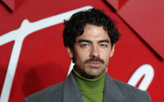 Джо Джонас показа новото си гадже след развода със Софи Търнър