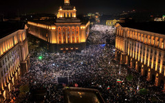 Шамар за бившата власт: Половин милион гласа по-малко след протести, нахалство и феномена Радев