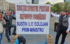Акция в подкрепа на румънския премиер Илие Боложан се провежда пред сградата на правителството в Букурещ