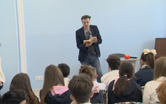 Георги Любенов чете на ученици в София в рамките на "Походът на книгите"