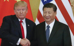 Тръмп ходи по тънък лед в опит да запази крехкото примирие с Китай