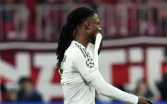 Феновете искат да изгонят халф на Реал Мадрид, но той отказва да си тръгне