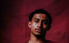 Млад футболист, оцелял при пожар, подписа договор с клуб от Лига 1