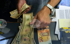 Еврото отстъпва леко на долара в сутрешната междубанкова търговия във Франкфурт