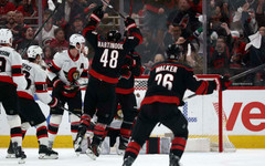 Гол на Мартинуук във второто продължение изведе Хърикейнс до втора победа срещу Отава