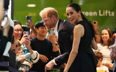 Меган Маркъл с "убийствен" поглед към асистентка, докоснала принц Хари