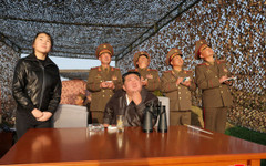 Първата дъщеря отново до Ким: Северна Корея изпробва касетъчни боеприпаси